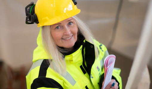 Anna-Carin iklädd varselväst på ett bygge