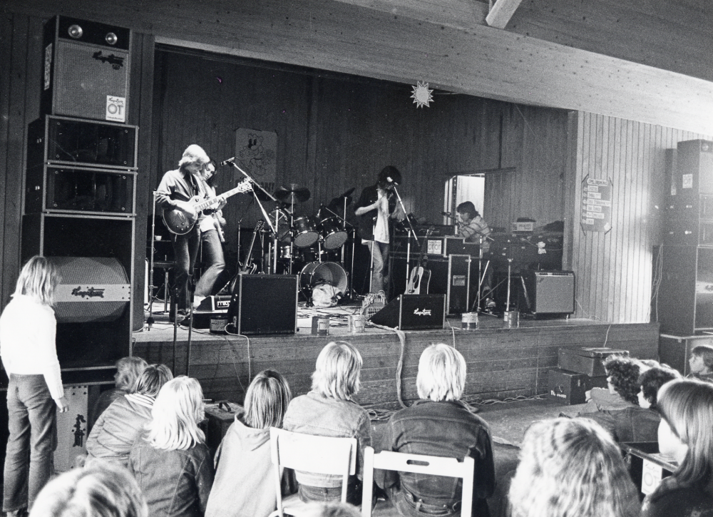 Musikfest  i  Ekebyskolans matsal  Bandet  Overture  från Täby-Stockholm spelar