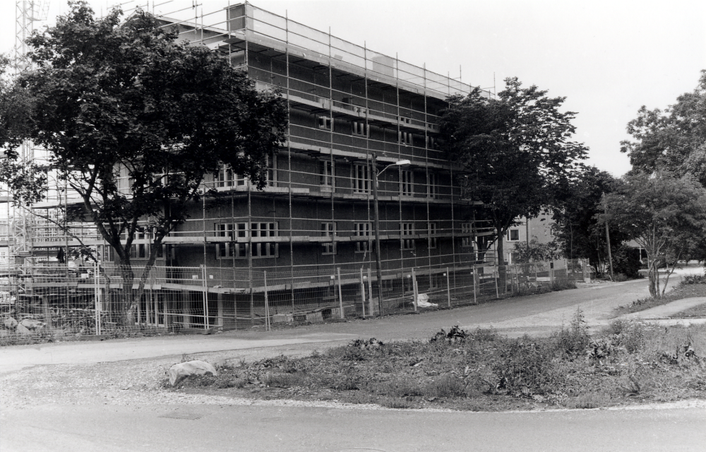 Byggarbetsplatsen i de s k Trädgårdskvarteren vid Mörbyvägen i hörnet av Källvägen.  T h syns de äldre bostadshusen med adress Sommarvägen.  Byggherre är Skanska.  Områdets lägenheter kallas Runhällen