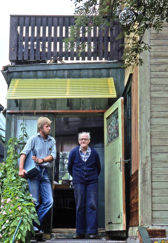 En arbetsdag med lantbrevbärare Mikael Mattsson. Lantbrevbäring i Axelsberg;  Lantbrevbärare Mikael Mattsson står tillsammans med Ernst Svensson utanför Svenssons hus i Axelsberg.