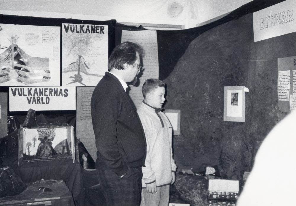 Jorden - en källa till förundran. Elever från årskurs 5 i Karlbergsskolan och årskurs 6 i Ormstaskolan har under ledning av Benny Kullinger arbetat med ämnet jordens  historia. Resultatet visas i en utställning i        Vallentunasalen. Här samtalar projektets ledare Benny Kullinger med en av eleverna i utställningen