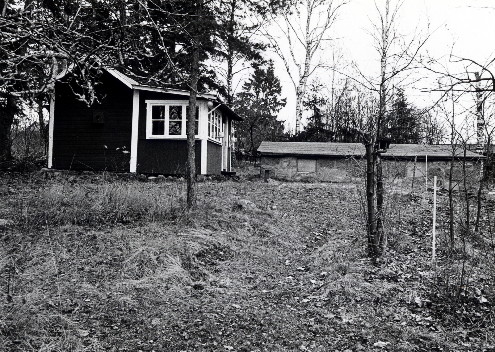 Tvärvägen 4 kallades Åkeslund och byggdes 1939.  På tomten fanns även en gedigen grund av sten som aldrig bebyggdes. Husen revs inför byggstarten av flerfamiljshus med bl a servicelägenheter i kvarteret. 
Inga Kvist född Berg, berättar att hennes mamma  hyrde huset när  Inga var liten flicka.  Då kunde de hälsa på mormor och morfar Hilma och Johan Emil Vadell i  huset Vallersvik, som låg där Ekebyskolan ligger i dag.