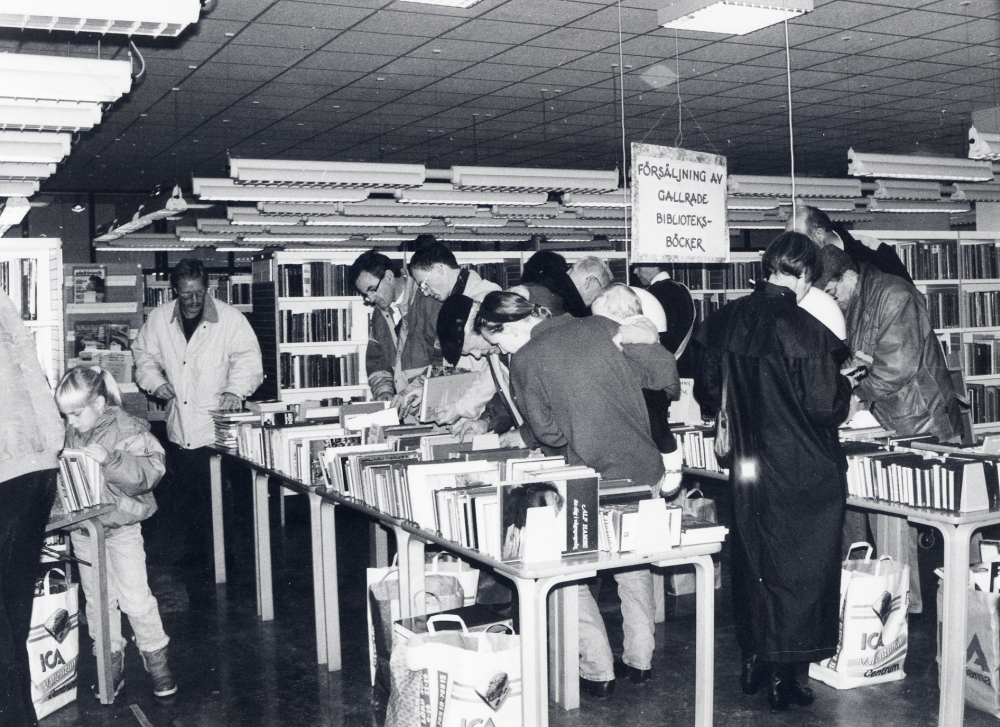 Försäljning av gallrade biblioteksböcker på Bokfesten i Vallentuna bibliotek