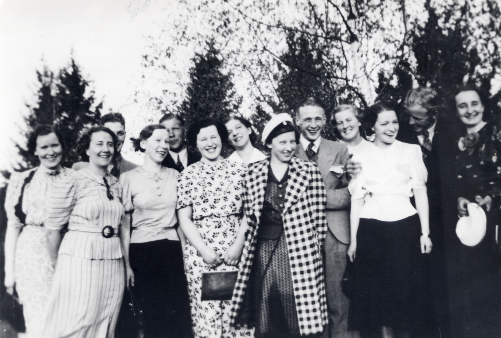 Vallentuna hembygdskör på utflykt till Hallstavik. Nr 5 fr v är Bernhard Ekström, nr 7 Britta Ekström, nr Margareta Lindström-Thompson, nr 12 Inge Bergström, övriga personer kommer från Hallstavik