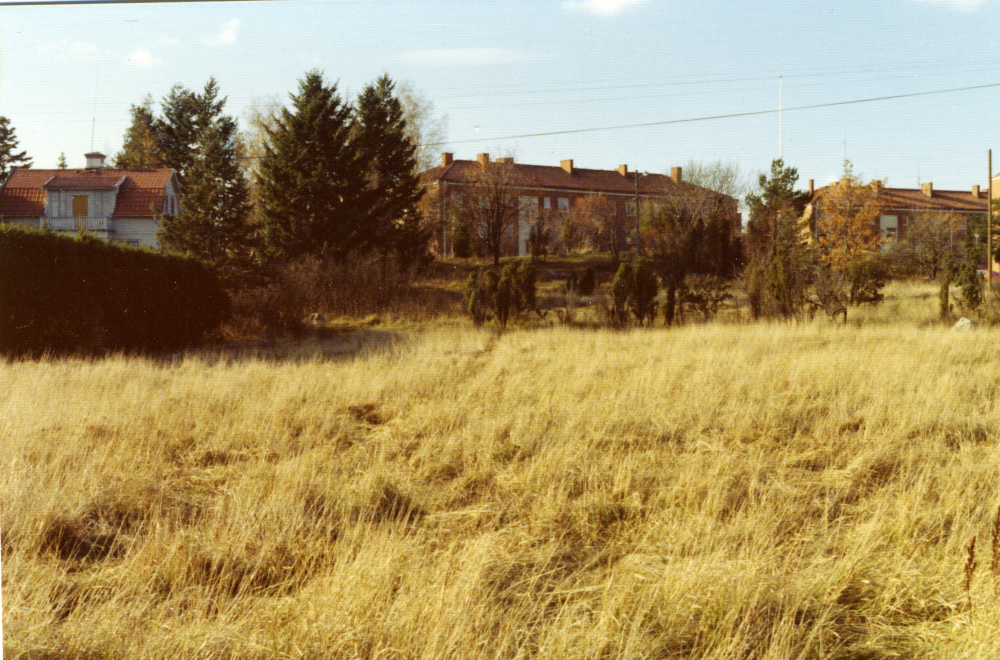 Villan byggdes 1907. I bakgrunden syns flerfamiljshusen på Rickebyhöjd. Bilden kan vara tagen strax innan rivningen av Marieborg 1985.