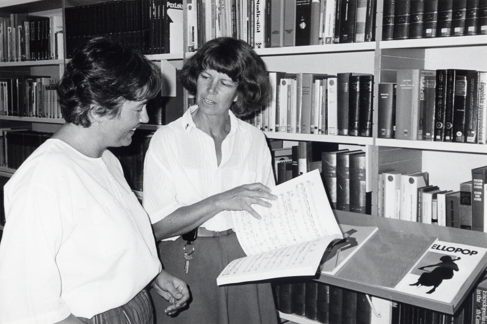 Lena Lundgren  och  Kerstin Berglund  i referensavdelningen i  Vallentuna bibliotek  sommaren 1988