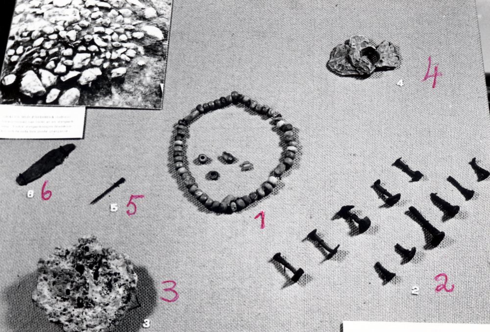 Fynd från fornlämning nr 30 1. Pärlor av glas, glassfluss och bronsspiral. 2. Nitar och spikar av järn. 3. Bottenskålla från primitiv järnframställningsgrop. 4. Fragment av vävtyngd. 5. Nål av järn. 6. Kniv av järn.