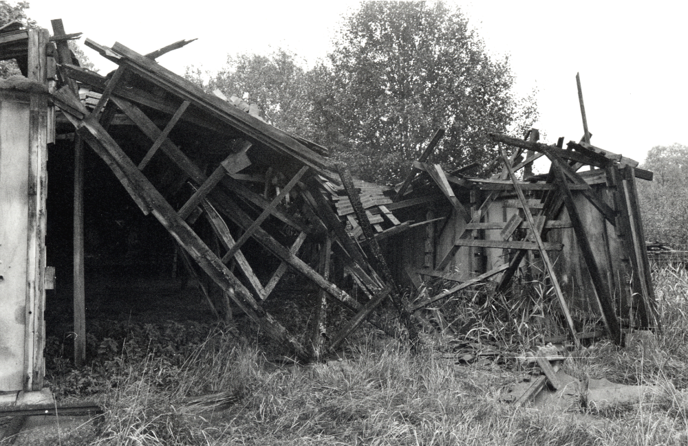 Broby tegelbruk i Ekskogen. I Broby tillverkades mursten och taktegel.   Tegelmästare var Gustafsson, vars son C J Gustafsson anlade Åby tegelbruk i Vallentuna. Driften vid Broby upphörde i mitten av 1960-talet.  Bruket brann ner 16 mars 1986.  Byggnaderna var under senare år bl a uppställningsplats för husvagnar.  Filmen "Hugo och Josefin" efter Maria Gripes bok spelades in i det gamla tegelbruket.   Regissör var Kjell Grede.  Byggnaderna förstördes helt av den omfattande branden och området fotodokumenterades av Isa Lindqvist och Svante Berg när kvarvarande brända byggnader revs hösten 2003