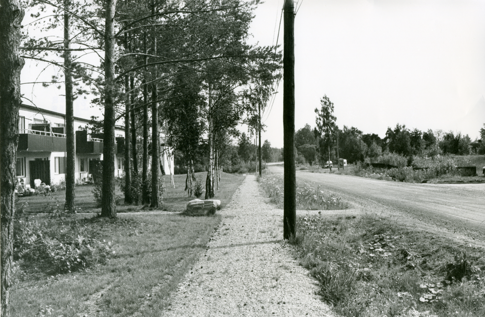 På gångvägen mitt emot Karby skola i Brottby.
•Fotografiet ingår i bildserien ”Vardagsliv i Vallentuna kommun” av Rachael Gough-Azmier & Gunilla Blomé, Haga Studios HB.