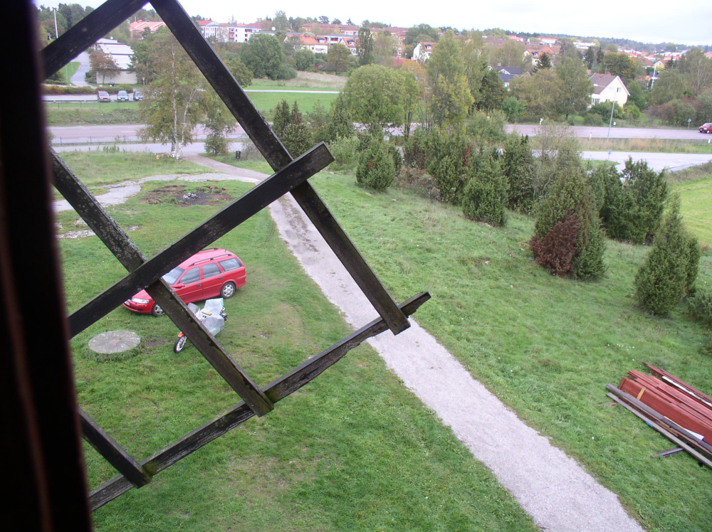 Från kvarnfönstret i Väsby kvarn ser man egnahemsbebyggelsen på Prästgårdsgärdet och flerfamiljshusen vid Sörgården.