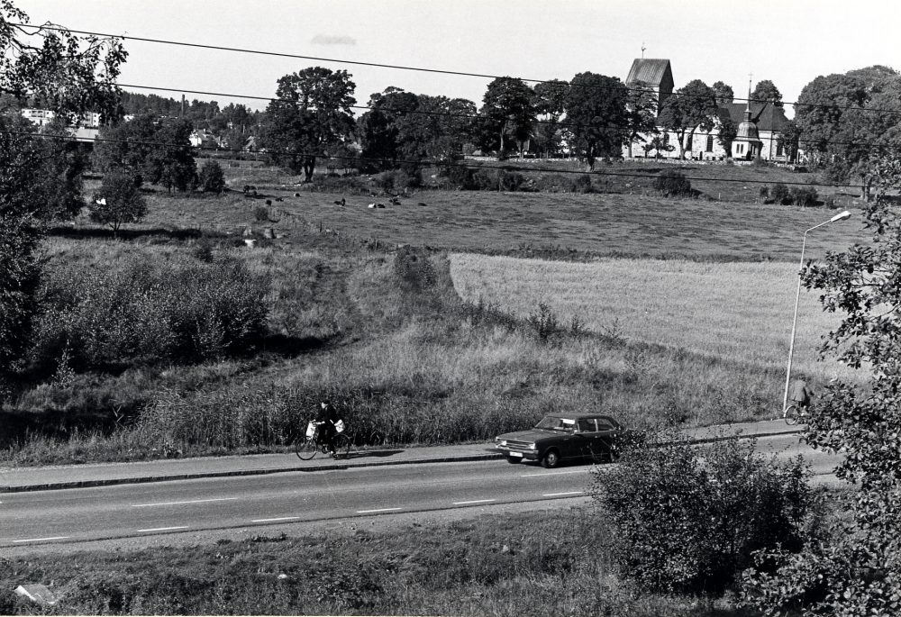 Utsikt mot Vallentuna kyrka från Roslagsbanan. Utefter Vallentunasjöns strand och upp förbi Vallentuna kyrka skall en ny gång- och cykelväg från Bällsta mot centrum byggas