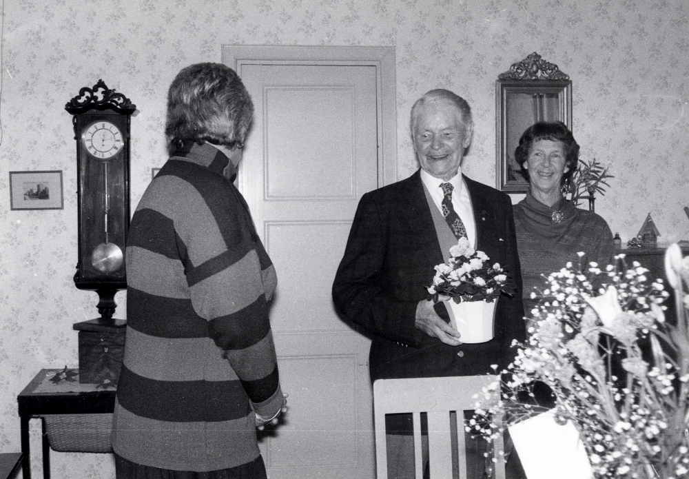 Josef Andersson t v fyller 90 år och uppvaktas i hemmet på Skolvägen 11 av medlemmar i Folkbildningsförbundet. Josef Andersson var en kulturpersonlighet i Vallentuna. Han avled i januari 1992