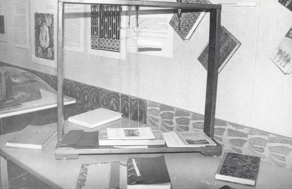 Svenska boktryckerikonstens 500-årsjubileum 1983   Boken fyller år  uppmärksammades i  Vallentuna bibliotek  med utställningar och program. Här visas i  Vallentunasalen  olika  bokbinderiredskap  Utställningen pågick 5 september till 1 oktober 1983.