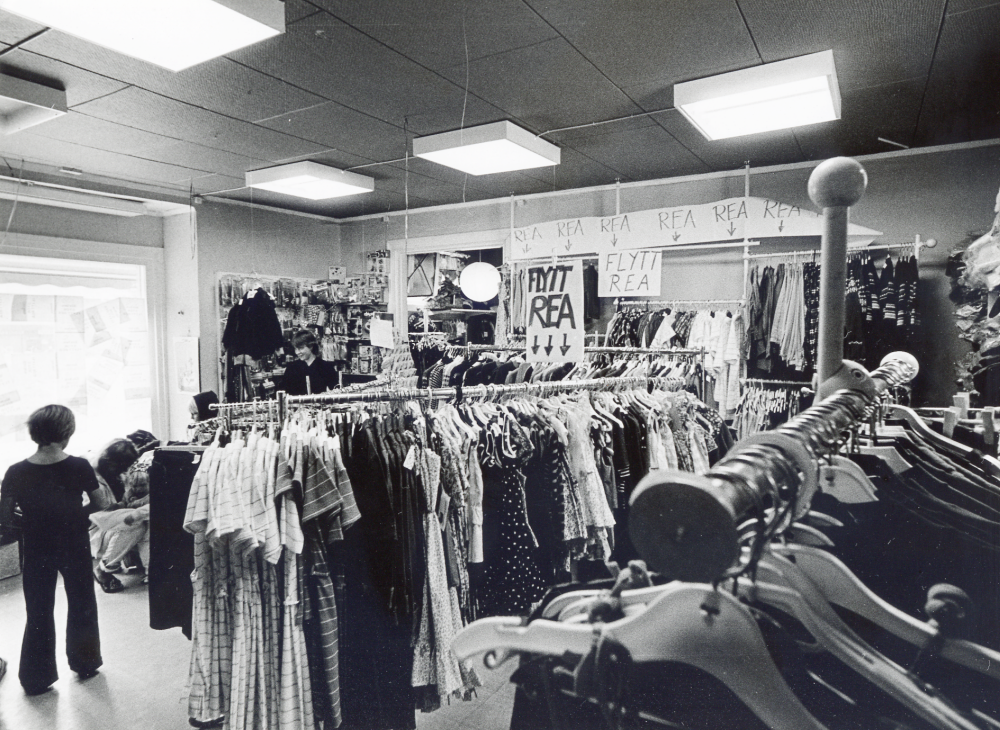 Interiör från barnklädesaffären Kära Barn i gamla huset t v om Tärningen.  Flyttrea pågår före flyttningen till nya lokaler i Torghuset