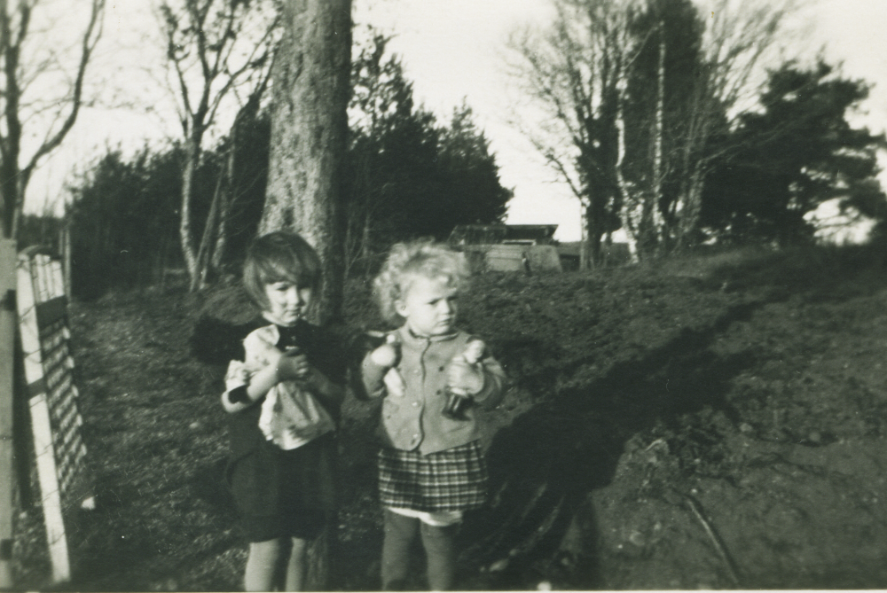 Flickan till höger är Elsa och Gotthards dotter Gun-Britt Frölin. Flickan till vänster är okänd.