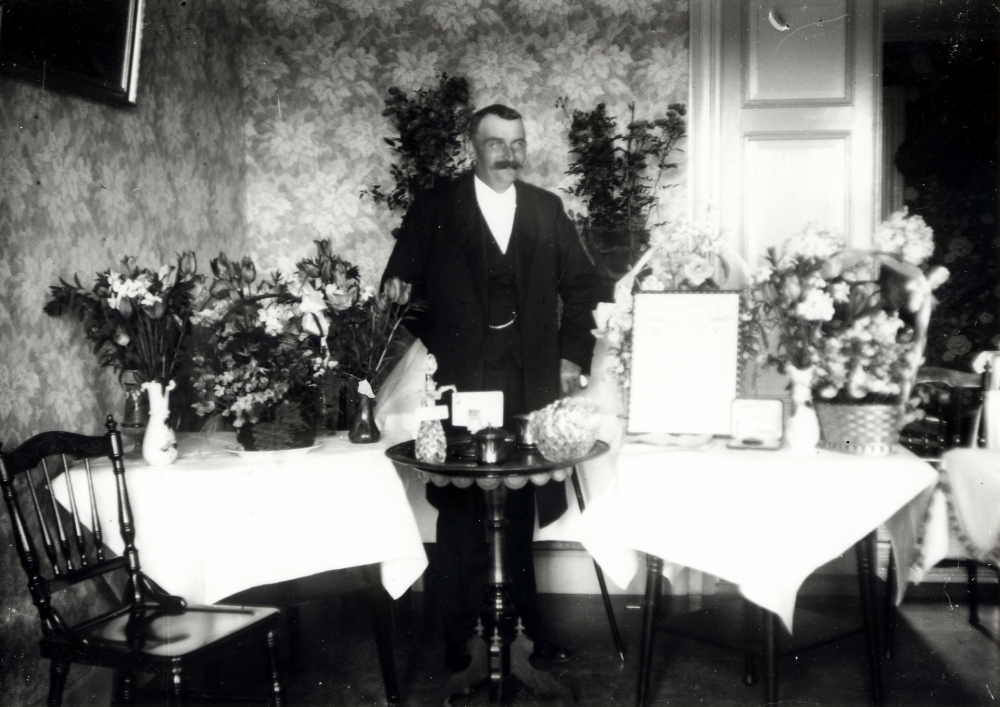 Viktor Jansson, Salby gård i Kårsta, fyller 50 år  Viktor levde 1876 – 1968