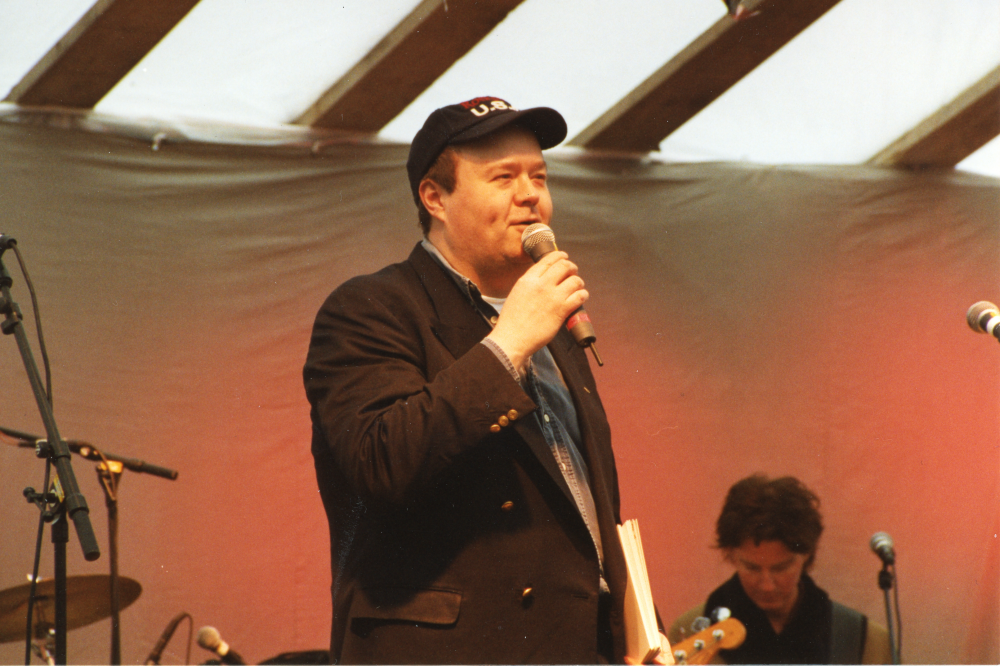 Firandet "800 år Vallentuna 1998" på Tuna torg. På scenen underhåller Uffe Larsson. 

800-årsjubileet 1998 firades med anledning av Vallentunakalendariet från 1198, som kan vara den äldsta boken präntad i Sverige.