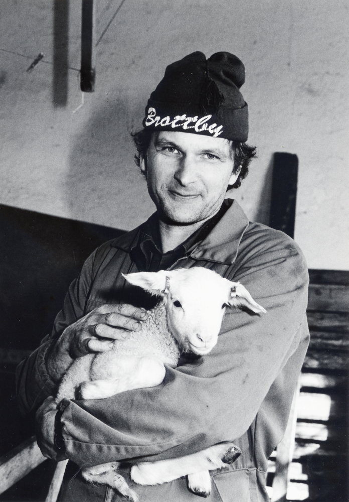 Staffan Ahrén, lantbrukare på arrendatorbostaden vid Husa gård i Össeby-Garn odlar biodynamiskt och föder upp bl a får.  Husa gård ägs av Stockholms stad