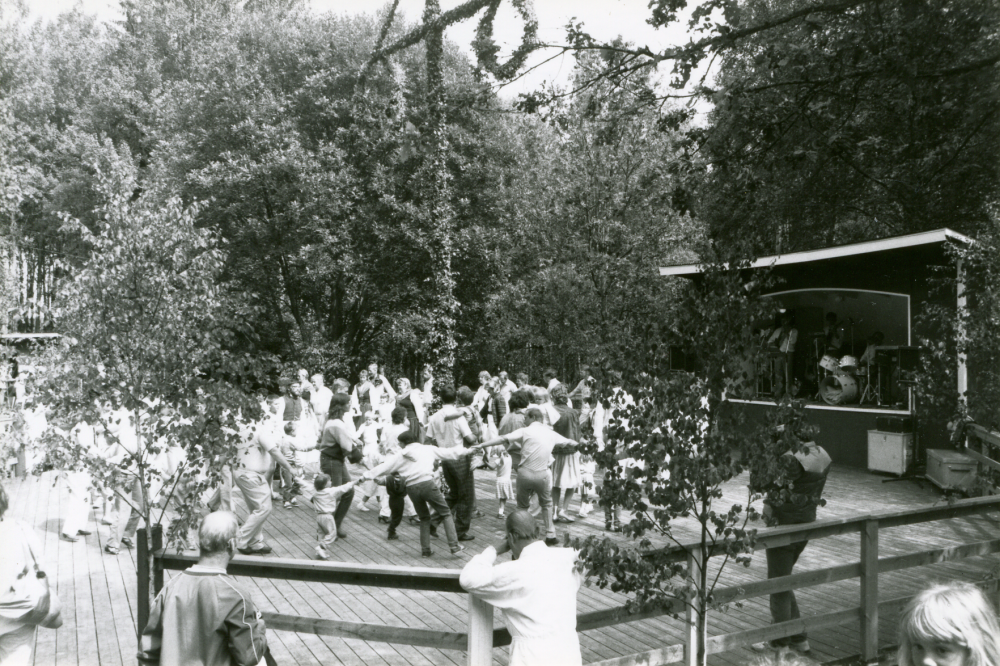 Midsommarfest vid Dragonhagens dansbana. Dragonhagen ligger mellan Lövstalund och Lövhamra längs gamla Norrtäljevägen i Össeby-Garns socken. Dans anordnades här ända in på 1980-talet. Midsommarfesten och Höstfesten var stående begivenheter. Socialdemokraterna anordnade Midsommarfesten och Centern Höstfesten.