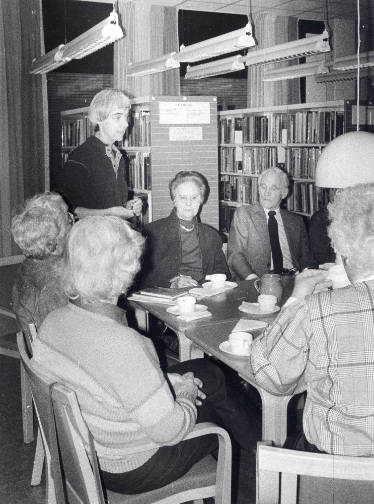 Anna Brynell berättar om den service Vallentuna bibliotek kan erbjuda.  Åhörare är deltagare i pensionärsföreningen KOM:s studiecirkel "Lär känna Vallentuna"