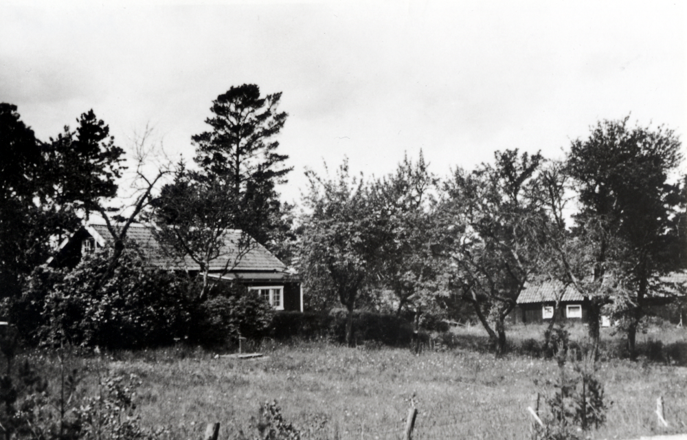 Torpet Bällstalund låg väster om Bällstalundsvägen vid nuvarande infarten till Tallåsvägen.  Torpet ägdes av bokhandlare Börjesson när det 1944 köptes av Börjessons dotter Gertie och hennes man Ernesto Dethorey för att användas som sommarnöje.  Till torpet hörde en liten ladugård.  Kommunen köpte torp och mark på 1970-talet inför utbyggnaden av bostadsområdet Kragstalund.  Torpet förföll och revs i slutet av 1990-talet.  Ladugården stod kvar längst