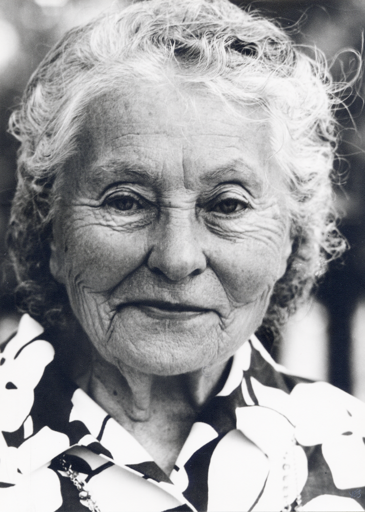 Märta Kraemer  föddes 1903 på  Gillberga gård  i Össeby-Garn där fadern sedan 1900 var rättare. 1931 köpte hon tillsammans med sin man en tomt vid Krukmakarbacken där de byggde en villa med brutet tak. Senare byggde de även fler hus på tomten.  I november 1989 totalförstördes villan i en brand. Märta Kraemer blev brännskadad och dog två månade senare.