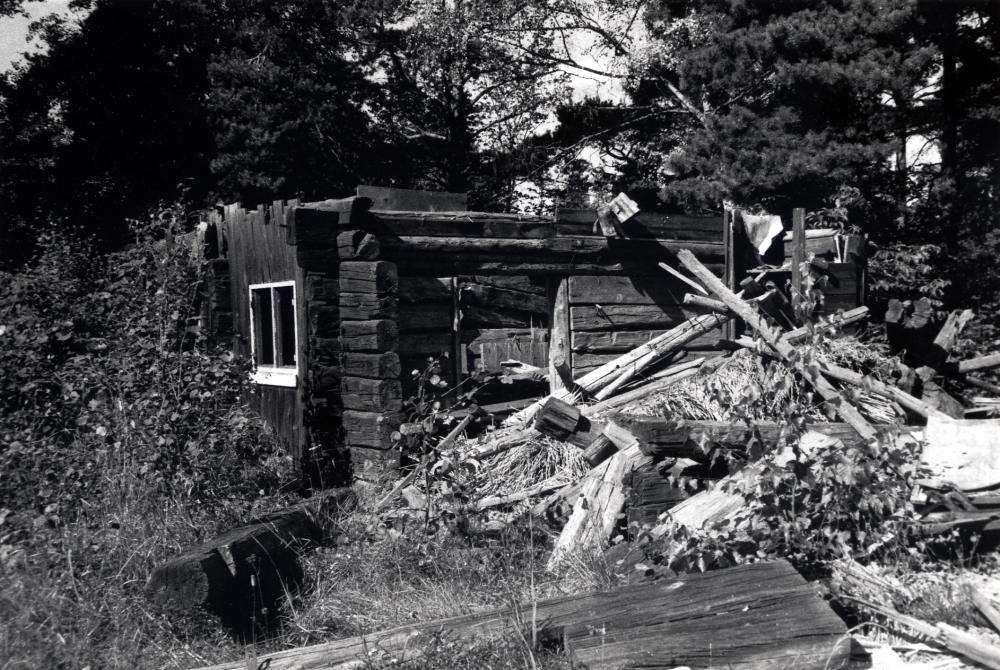Torpet Bällstalund låg väster om Bällstalundsvägen vid nuvarande infarten till Tallåsvägen.  Torpet ägdes av bokhandlare Axel Börjesson när det 1944 köptes av Börjessons dotter Gertie och hennes man Ernesto Dethorey för att användas som sommarnöje.  Till torpet hörde en liten ladugård.  Kommunen köpte torp och mark på 1970-talet inför utbyggnaden av bostadsområdet Kragstalund och Bällstalund.  Torpet förföll och revs i slutet av 1990-talet.  Rester av ladugården står kvar i januari 2001