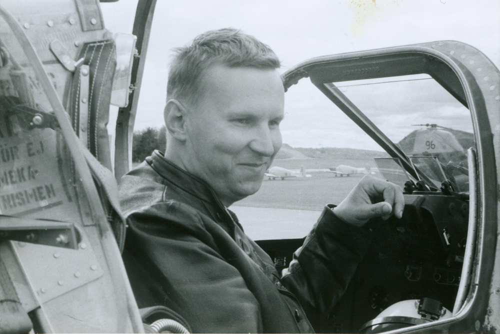 Flygdag på F16 i Uppsala. Timo Ekholm från Vallentuna provsitter försvarets stridsflygplan J32B Lansen sport.