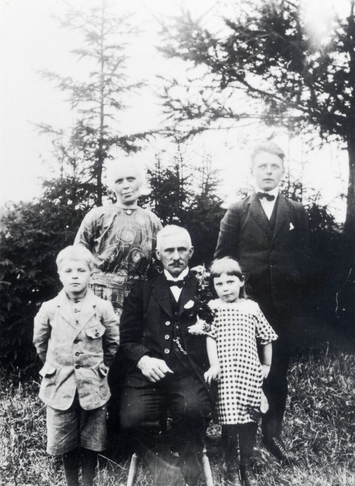 Algot Laurell på 50-årsdagen, omgiven av hustrun Hildur och barnen Gunnar, Gullan och Christian.  Familjen var bosatt i Wasa vid Klippan , Frösunda