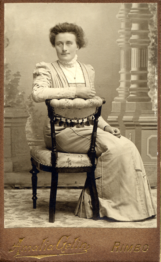 Gerda Karlsson föddes 29 maj 1885 i Kolsta, Närtuna, Norrtälje.  Hon var torpardotter, mellansyster av tre flickor.  Modern dog i barnsäng när Gerda var sex år. Gerda uppfostrades av fadern och hushållerskor.  Hon arbetade som piga bl a i Rimbo, Täby, Gillberga och Storgården i Kårsta. Gifte sig 1920, nära 35 år gammal, med bondsonen Algot Andersson i Kårstaby.  Svärfadern hade svårt att acceptera sonens giftermål med en torpardotter, men smälte direkt när han fick se Gerdas träkista med en imponerande hemgiften som Gerda själv vävt och sytt.  Sina handarbetskunskaper överförde hon till sina tre döttrar.  Gerda och Algot fick fyra barn, Gully 1921, Anna-Lisa 1923, Svea 1924 och Lars 1928.