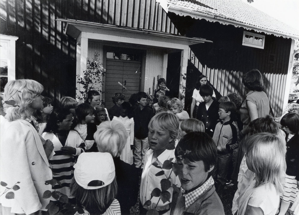 Examen i Kårsta kyrkskola.   Det är sista terminen vid Kårsta kyrkskola.  
Fr o m höstterminen 1982 flyttas alla klasser till nya Kårstaskolan vid Bergsjövägen.