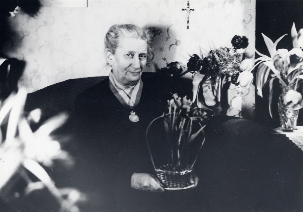 Lärarinnan Anna Gauffin fotograferad vid en högtidsdag?? Hon hyrde bostad i Villa Nysäter på Banvägen av Ester och Fritz Gustafsson.
Småskollärarinnan Anna Augusta Adolfina Gauffin föddes 1878 i Skånela församling, Stockholms län. (Källa Riksarkivet).
Uppgift om fotoår saknas, men troligen mitten av 1900-talet.