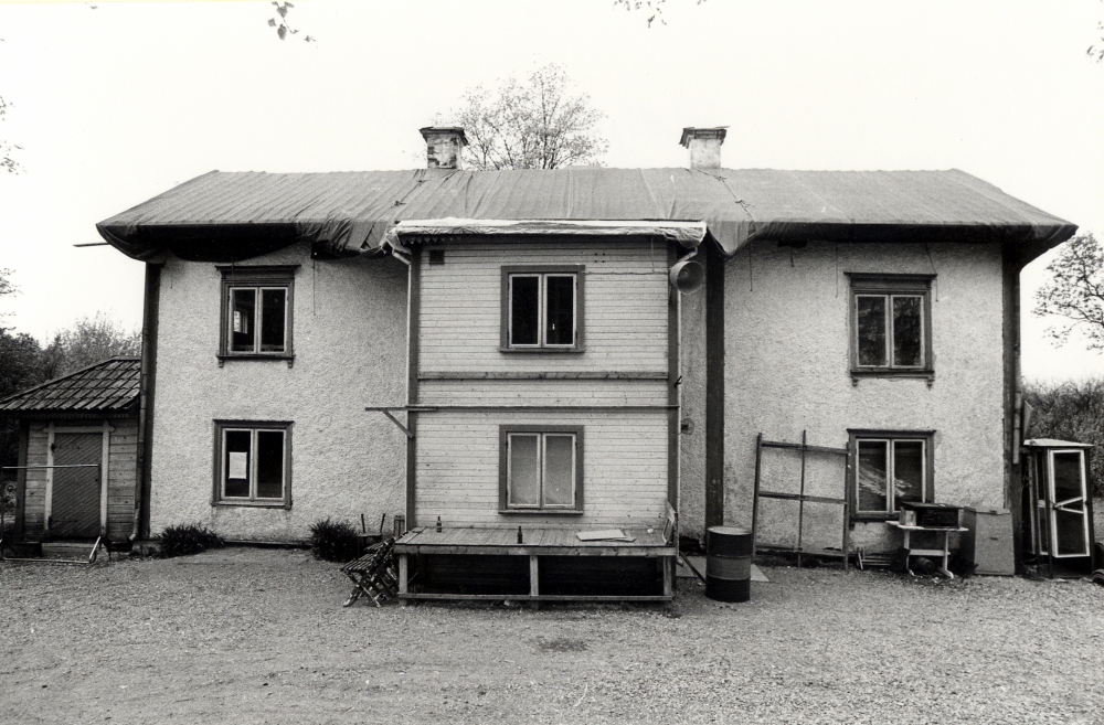 Huvudbyggnaden vid Åbyholms gård i Vallentuna före den omfattande renovering som utförts av Ann och Anders Fröderberg. Taket är täckt med presenning