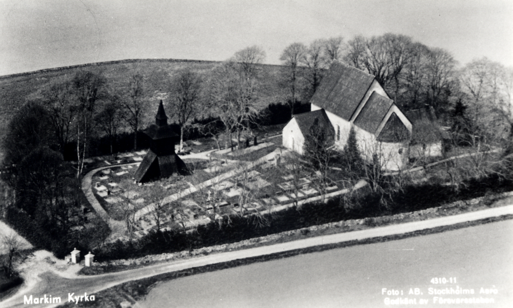 Flygfoto över Markims kyrka, klockstapel och kyrkogård.  Kopia av vykort
