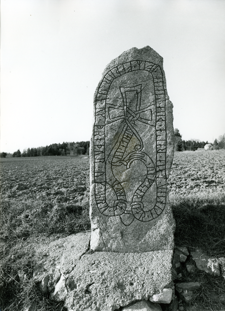 Runsten med beteckningen U236 vid Gullbron. Stenen är placerad på norra sidan av landsvägen Vallentuna - Upplands Väsby och cirka 100 m väster om infarten till Lindönäs. Stenen stod tidigare vid gamla vägen cirka 50 meter söder om nuvarande placering. Den flyttades till norra sidan av landsvägen 1937 i samband med omläggning av vägen. Enligt Johannes Bureus har stenen ingått i en grupp om fyra runstenar. Stenen flyttades 2001 cirka 5 meter norrut i samband med anläggningen av en ny cykelväg parallell med landsvägen.