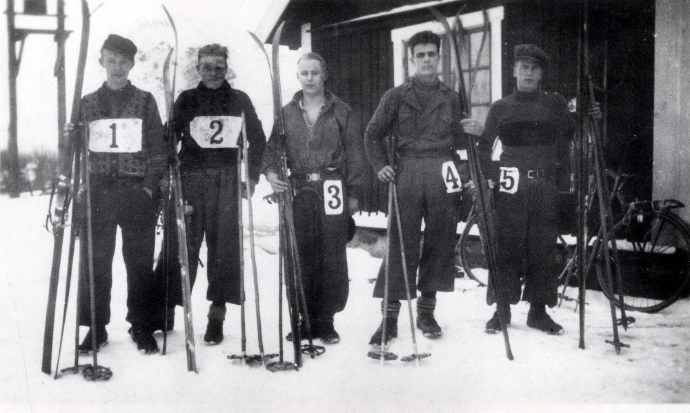 Skidtävling i Brottby SK med fem deltagare. Här står laget uppställt vid gården Pälsen i Ösby vid 'Dahlbecks bastu'. Fr v Valter Dahlbeck, Valter 'Palle' Andersson, Gunnar Dahlbeck, Elis Hultgren och Henry Högberg