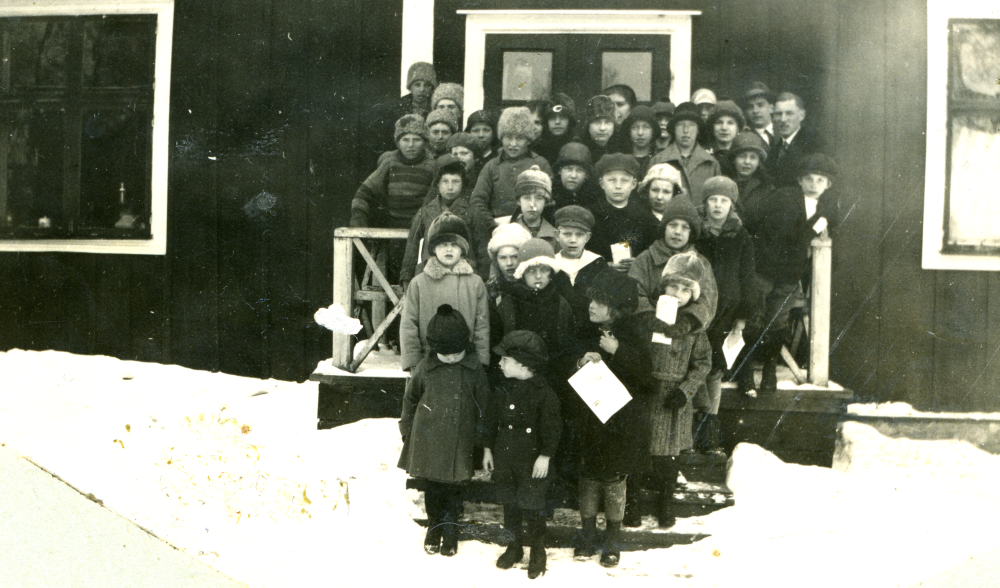 Barn som deltar i söndagsskolan vid Molnby gård.