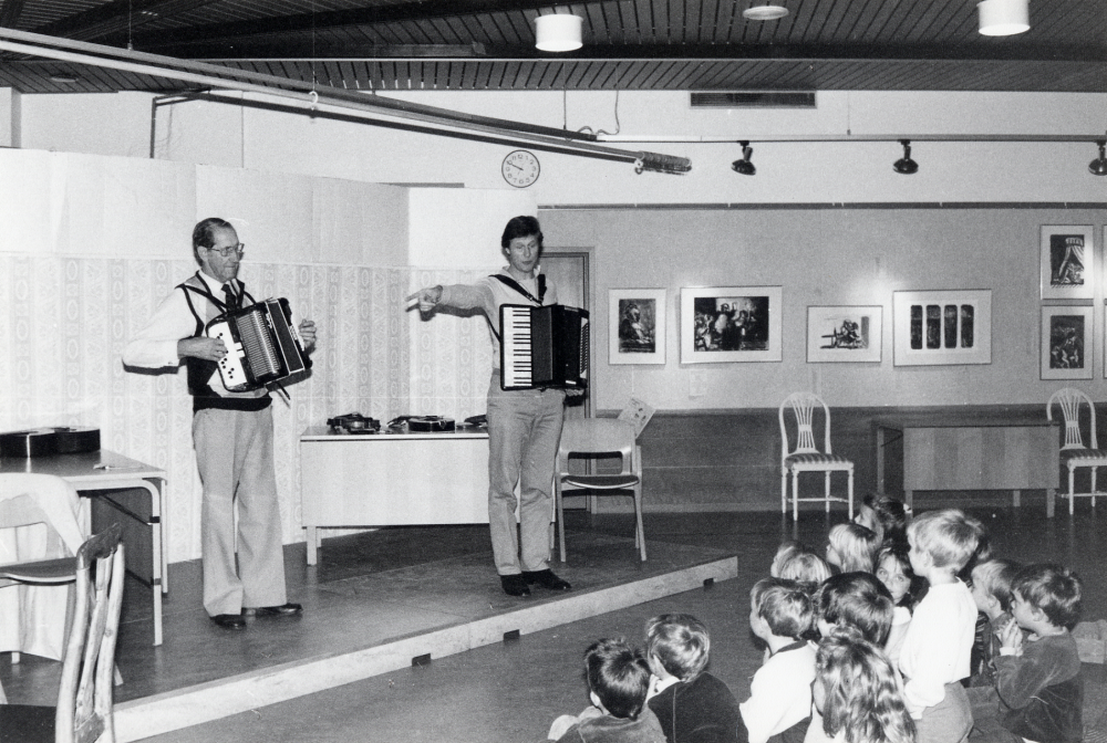 Musikprogram i Vallentunasalen för kommunens 6-åringar med Sven och Lasse Widén, som visar och spelar på olika musikinstrument för och tillsammans med barnen